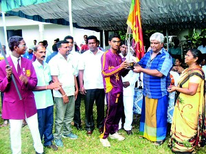 The Cricket Captain receiving the trophy from former Sri Lanka  captain and parliament member Arjuna Ranathunga