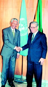 South African President Nelson Mandela (L) shakes hands with UN Secretary-General Boutros Boutros-Ghali 03 October 1994 before addressing the UN General Assembly in New York (AFP)
