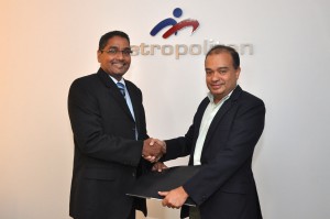 CICRA Consultancies (Pvt) Ltd Director/CEO Boshan Dayaratne and Metropolitan Computers (Pvt) Ltd Director/CEO Niranjan de Silva exchanging the MOU signed between the two companies to raise cyber security awareness amongst computer users in Sri Lanka recently in Colombo