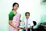 Samaa Shazuli receives the best student award