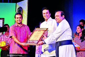The Chief Guest Actor Ravindra Randeniya honoured with a Memento