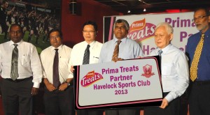 GM of Prima Shun Tien Shing (3rd left) and Group GM of Prima Tan Beng Chuan (2nd right) hand over the sponsorship to Havelocks President Roshan Deen