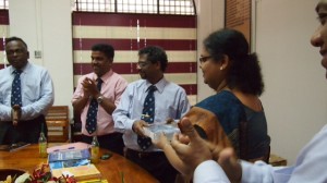 The  donated books being ceremonially handed over to the Vice Chancellor of Jaffna University, Snr. Prof. (Ms) Vasanthi Arasaratnam by  President, IESL, Eng. Tilak De Silva