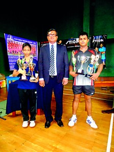 Winners of the I &D Challenge Trophies Hansani Kapugeekiyana on left and Milinda Lakshitha on right with the chief guest.