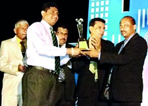 Picture shows the National Construction Association of Sri Lanka’s President P S Hemalal handing over a plaque as a token of appreciation to Kelani Cables Brand  Development Manager Channa Jayasinghe for coming forward to provide full sponsorship for the  North central province ‘National Construction awards – 2013’
