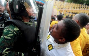 A supporter of Maldives presidential candidate Mohamed Nasheed shouts slogans in front of a police officer during a protest in Male (REUTERS)