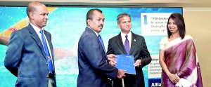 Brig. Rajitha Ampemohotti, President, Insurance Conglomerate Allianz receiving the documents from Joe Gross, Global Head of Group Market Management making the announcement that Germany will support Sri Lanka’s Paralympic Movement. On extreme right is Mrs. Surekha Alles CEO Allianz Lanka. On extreme left is Brig. Rajeeva Wickremasinghe, immediate past president of the NSFD.