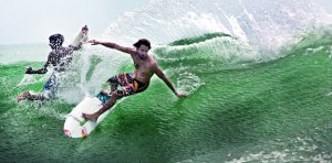 Above: Gabriel Villaran demonstrating a manouver to a local surfer on the waters of Arugam Bay.  Below: Villaran conducting his second workshop at Okanda yesterday. 			                                                        - Pix by Amila Gamage