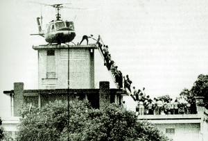 Evacuation of CIA station personnel by Air America on the rooftop of 22 Gia Long Street in Saigon, April 29, 1975. Photo: Hubert van Es / UPI