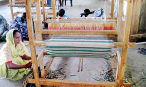 Reviving traditional livelihoods: A woman weaving sedges (Kumudini Ekaratne © IUCN)