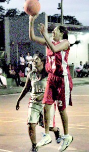 Benika Thalagala (in red) of Seylan Bank is poised to drop a basket against HSBC in their women’s fixture against HSBC. Pic by Susantha Liyanawatte