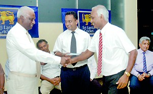 Marlon Fernandopulle (R), secretary of Nondescript Cricket Club receiving his clubs’ grant cheque from SLC President Jayantha Dharmadasa.             - Pic by Nilan Maligaspe