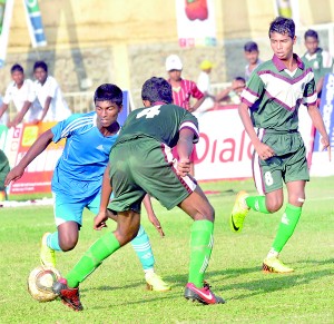 Zahira (in green) performed neatly right throughout to defend their title.  	   - Pic by Susantha Liyanawatte