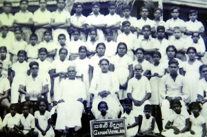 The children of ‘Parana Gamani’ with Minister Kannangara and teacher Sooriyaarachchi