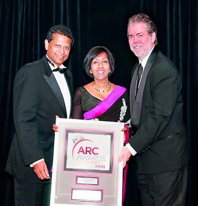 DFCC’s Vice President for Corporate Communications Rosheeni Wijesekera at the awards ceremony flanked by SMART Media CEO Dr Vijith Kannangara and Chief Guest Jay Madarino.