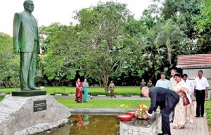 Prof. Francis Gurry lays a floral tribute at the foot of the late Lakshman Kadirgamar statue at the Lakshman Kadirgamar Institute. Pic by Mangala Weerasekera