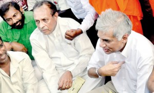 UNP leader Ranil Wickremesinghe and Leadership Council head Karu Jayasuriya came together for an  anti-Government protest at Fort on Thursday. Pic by Susantha Liyanawatte