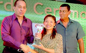 Overall Winner in the Ladies Gross Score, Qin Ami from Pakistan receiving her award from Nishantha Wickramasinghe