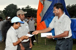 Winners Chandima and Asela receiving cash awards from Managing Director Rizvi Zaheed  