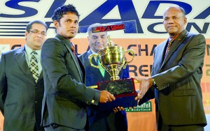 Gayan Sandaruwan recieves his award from Major General Daya Ratnayake the Army Commander at SCEAT-SLADA Awards 2013. - Pix by Susantha Liyanawatte