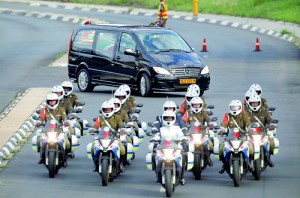 The funeral cortege carrying the coffin of late former South African President Nelson Mandela leaves the 1 Military Hospital on the way to the Waterkloof air force base in Pretoria for a Farewell Service, December 14, before being flown to the Eastern Cape province for a state funeral today at his ancestral home in Qunu (REUTERS)