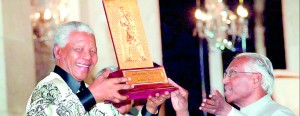 Former South African president Nelson Mandela receives the Gandhi Peace Prizeat Rashtrapati Bhawan in New Delhi in 2001. Pic courtesy Hindustan Times/Arvind Yadav