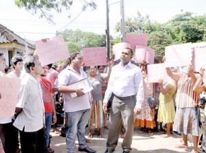 Supporters of the Peliyagoda UC chairman hit out at the UNP for its role in what they call the conspiracy to defeat the council’s budget.