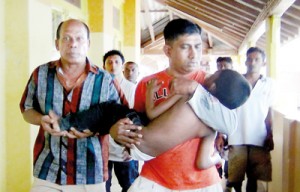 Ashmika being rushed to the Puttalam Hospital.   Pic by Hiran Priyankara Jayasinghe