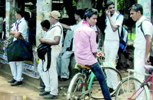 No one seems to care… students while away their time  waiting for public transport