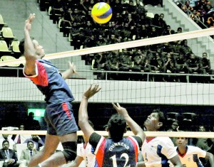 Action between Artillery and Infantry regiments in the Men’s final played at the Sugathadasa Stadium 				- Pic by Susantha Liyanawatte