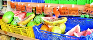 Halved fruits available in a super market