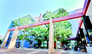 Open entrance:The forecourt flanked by pillars