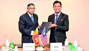 Seen here is CMA Sri Lanka President Prof. Lakshman R Watawala and MIA President John Idris.