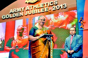 Wife of late Lakshman de Silva recieves a memento