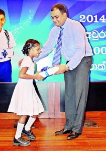 Here Commercial Bank’s Deputy General Manager – Marketing Hasrath Munasinghe presents a pack to a winner.