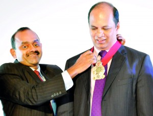 Arjuna Herath (right) being inducted as the new CA Sri Lanka President by outgoing  President Sujeewa Rajapakse. Pic by Susantha Liyanawatte