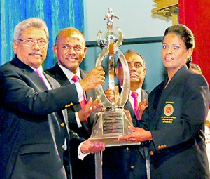 Best Sportswoman Nadeeka Lakmali recieves her award  - Pic by Mangala Weerasekara