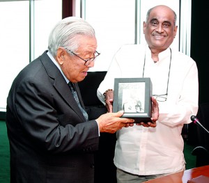 The Bank of Ceylon Acting Chairman MR. Raju Sivaraman handing over a memento to  Mr.S.P Tao, Chairman Mireka Capital Land (Private) Ltd during his visit to Bank of Ceylon recently.