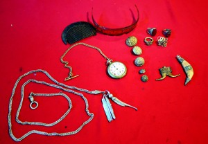 From a gentleman’s wardrobe: The ‘havadiya’, pocket watch, buttons and ‘namipanawa’. Pix by Athula Devapriya