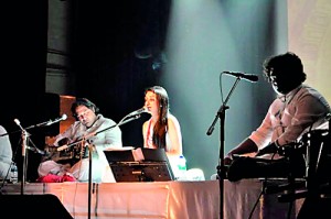 Indian spiritual vocalist Sonam Kalra and her Sufi Gospel Project mesmerised the packed audience at the Bishop’s College Auditorium with their mellifluent virtuosity last week. Sonam Kalra was performing in Colombo as part of the 64th Anniversary of the Republic Day of India. Minister of Justice Rauff Hakeem, was the Chief Guest on the occasion and Y. K. Sinha, High Commissioner of India, presided over the function attended by diplomats and leading personalities in the arts scene. Her popular numbers “Man Manam, Na Man Manam, Halleluiah, Chal Buleyya and In the Garden were extremely well received by the audience. She concluded her recital with the highly popular Rajasthani hymn “Mast Kalandar”. Accompanying Sonam were Anil Chawla on keyboard, Rajesh Prasanna on flute, Ahsan Ali Khan on Sarangi, Amaan Ali Khan on Tabla and Tarit Pal on percussion.  The programme was organised in Sri Lanka with the support of the India-Sri Lanka Foundation, the Ministry of Culture and Art, Government of Sri Lanka, and Hotel Taj Samudra, Colombo.