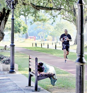 Siesta: A man takes a nap on a bench in Vihara Maha Devi Park. Pic by MA Pushpa Kumara