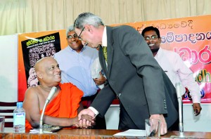 Pakistani High Comminioner Major General (retd) Qasim Qureshi greets Ven. Batapola Nanda Thera at the book launch. Author Chandana Wijekoon is in the background. Pic by Susantha Liyanawatte