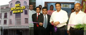 Picture shows Seychelles President Danny Faure cutting the ribbon and opening the Bank of Ceylon Seychelles branch. High Commissioner Esala Weereakoon, BOC General Manager D.M. Gunasekara, Senior Deputy General Manager (International, Treasury and Investments) P.A. Lionel and Assistant General Manager (Overseas Branches)/ Country Head of Seychelles Ranjith Haputhanthri are also in the picture.