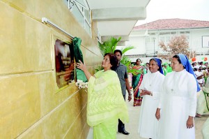 Chief Guest - Former President Chandrika Bandaranaike Kumaratunga unvieling the Plaque