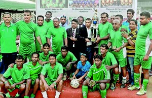 The champion Old Bens team: (Standing) Nishan Caldera, Randolph Perera, Nishantha Perera, Jude Fernando, Pradeep, Athula Perera (Capt), T. Valentine, Roshan Mohamed, Eric Mahesan (Manager cum player), (Seated on the ground) Sampath, Creston, Priyantha, Romesh Wallace, Kumar, Anthony Prabath (Man-of-the-match) and Malcolm Rodrigo. Absent: Donald Fernando, Rajkumar Rajanayagam.