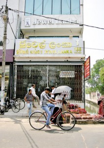 Wearing full-face helmets, robbers got away easily with two bags filled with foreign currency and jewellery  removed from this jewellery shop in Negombo town. Pic by Athula Devapriya