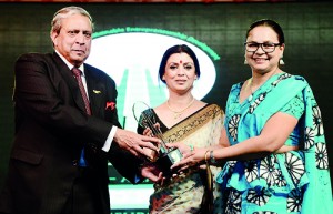 Here Priyanthi Perera, Coordinator of the Commercial Bank CSR Trust (right) receives the award for Social Empowerment from Lt. General Sudhir Sharma, Adviser to Enterprise Asia and Ms. Neetu Mehta, Executive Committee Member of Enterprise Asia.