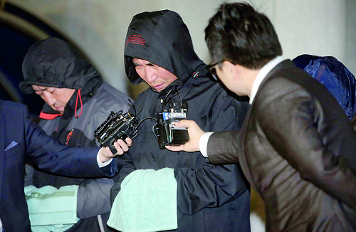 Journalists ask Lee Joon-seok, captain of South Korean ferry "Sewol." questions s Lee walked out of court in Mokpo