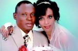 Husband visits Sudanese wife condemned to hang for apostasy