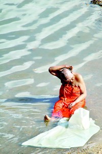 An elderly pilgrim at the Menik Ganga